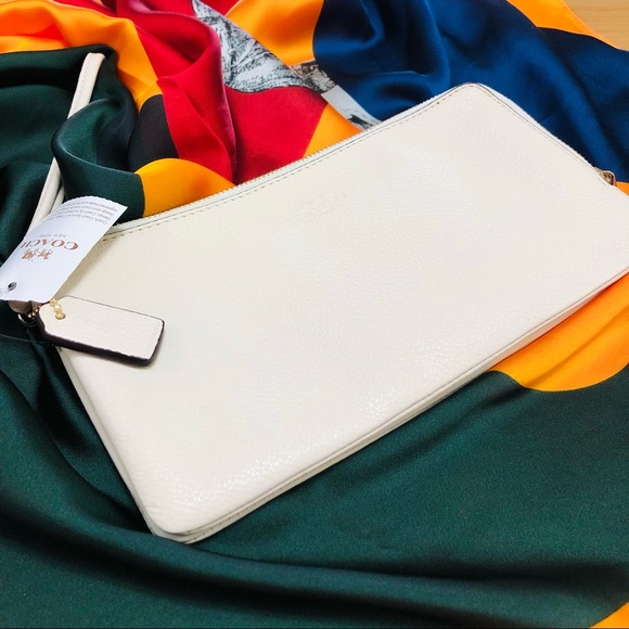 NEW Authentic Coach Soft Leather Large Wristlet - Picture 12 of 12